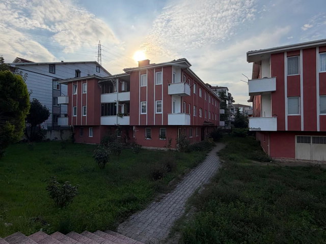 SERDİVAN KEMALPAŞA’DA, DİŞ HASTANESİNE 300 MT, 2 BALKONLU, DEPOLAMA ALANLI 3+1!