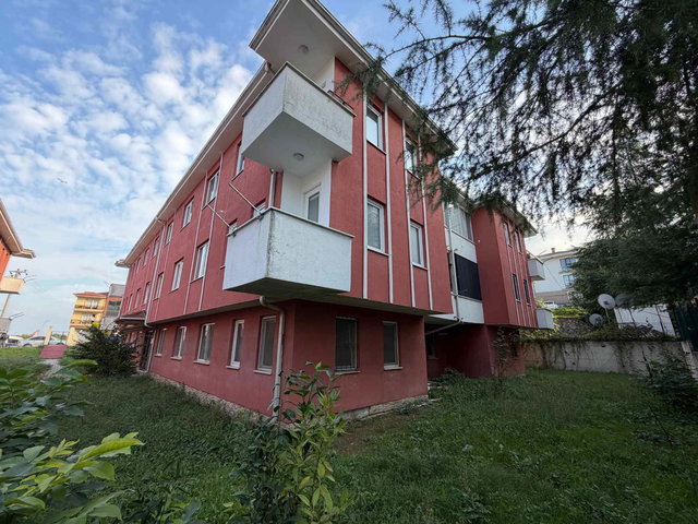 SERDİVAN KEMALPAŞA’DA, DİŞ HASTANESİNE 300 MT, 2 BALKONLU, DEPOLAMA ALANLI 3+1!