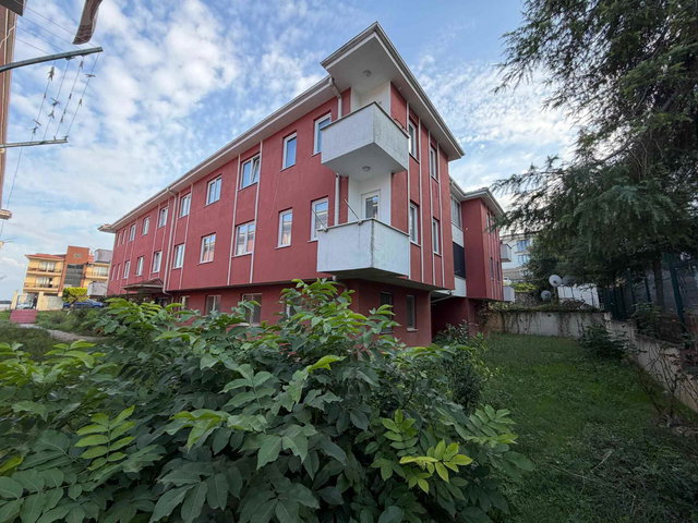 SERDİVAN KEMALPAŞA’DA, DİŞ HASTANESİNE 300 MT, 2 BALKONLU, DEPOLAMA ALANLI 3+1!