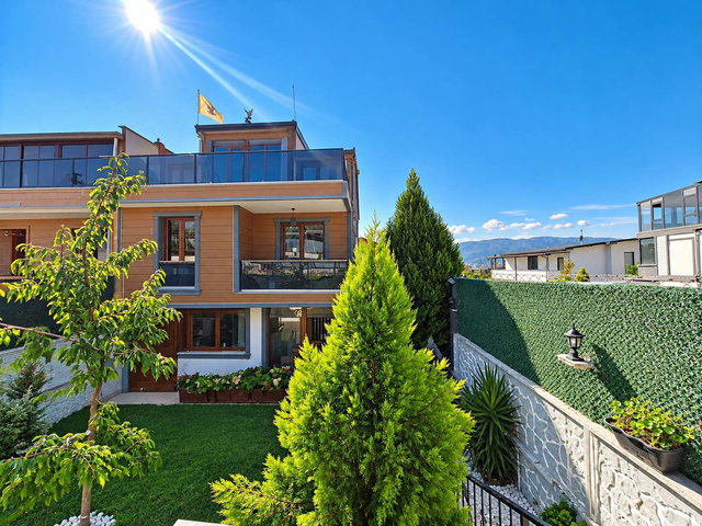 KÖRFEZ'DE DENİZ MANZARALI 5+2 TRİPLEKS | 200 M² BAHÇE | HAVUZ