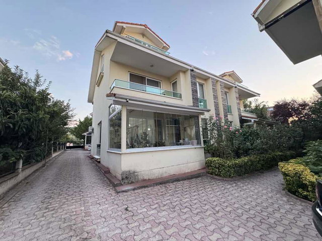 BAŞİSKELEDE SATILIK 4+1 VİLLA