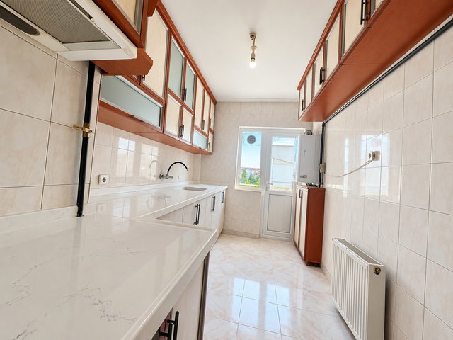YAŞAR KEMAL CADDESİ'NDE ARA KAT, ÇİFT BALKONLU 3+1 KİRALIK DAİRE
