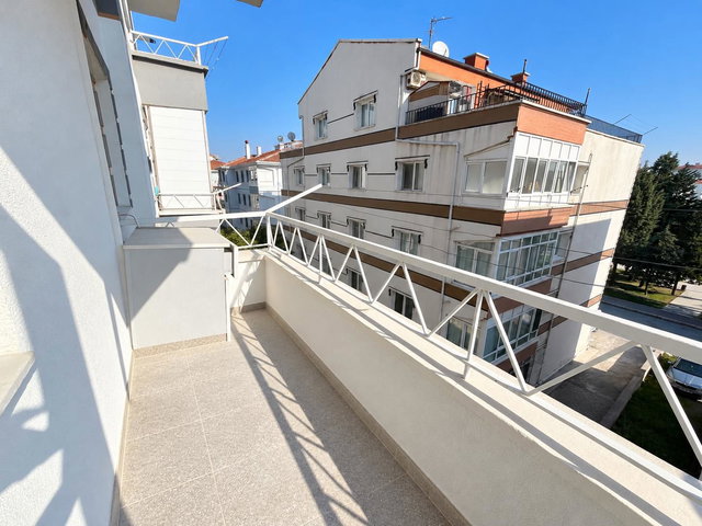 YAŞAR KEMAL CADDESİ'NDE ARA KAT, ÇİFT BALKONLU 3+1 KİRALIK DAİRE
