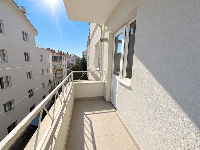 YAŞAR KEMAL CADDESİ'NDE ARA KAT, ÇİFT BALKONLU 3+1 KİRALIK DAİRE