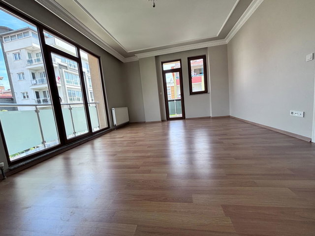 CUMHURİYET MAHALLESİ METROYA YAKIN KATTA TEK KİRALIK 3+1 DAİRE