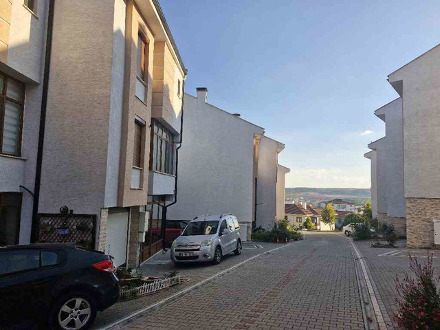 YENIKENT'TE SILA EVLERI TRIPLEKS GENIS 5+1 KIRALIK