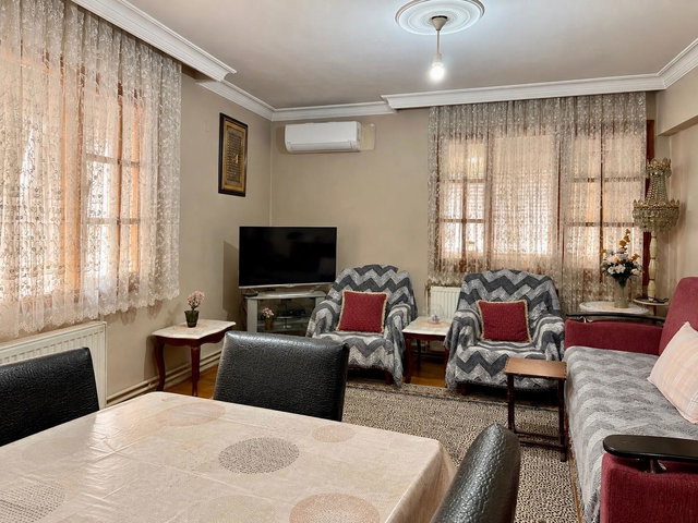 46 KARŞIYAKA DONANMACI’DA MERKEZİ KONUMDA SATILIK 3+1 DAİRE