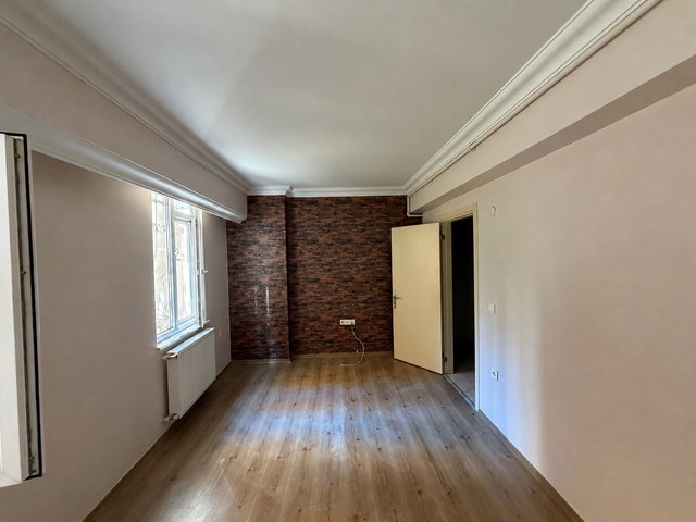 NİŞANTAŞI AKKİRMAN SOKAK'TA OTOPARKLI 1+1 SATILIK DAİRE
