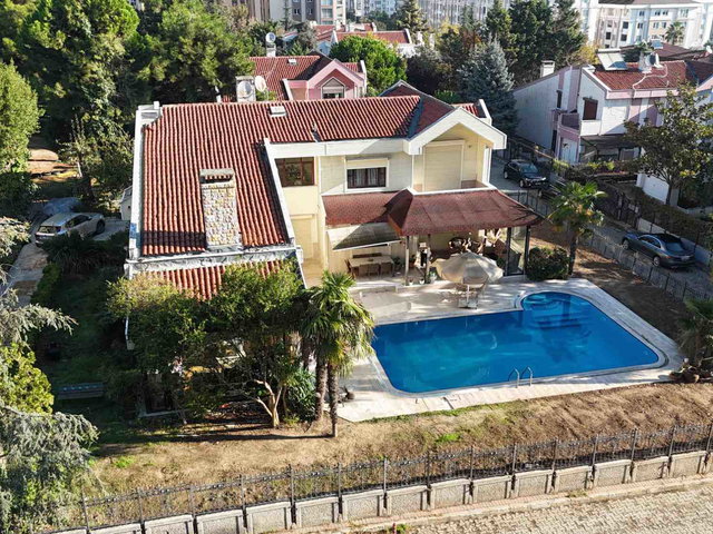 SİNANOBA’DA LÜKSÜN ZİRVESİ! HAVUZLU, SAUNALI VE HAMAMLI SATILIK TRİPLEKS VİLLA