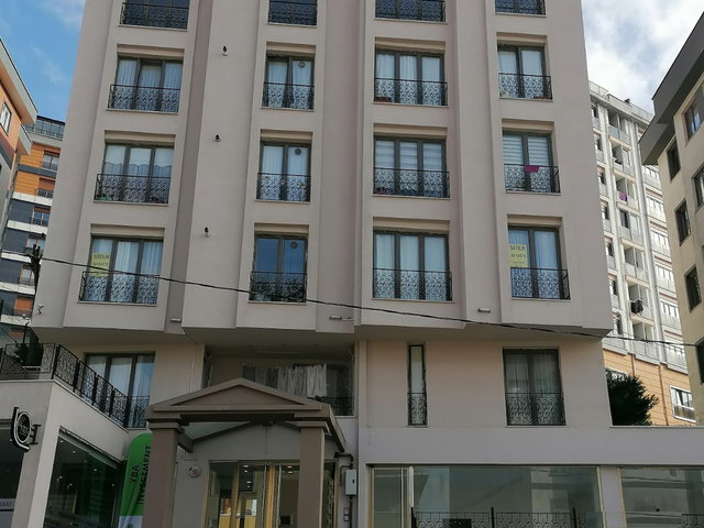 YAKACIK ÇARŞI MAHALLESİNDE 3+1 BAKIMLI DAİRE