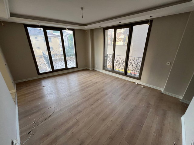 YAKACIK ÇARŞI MAHALLESİNDE 3+1 BAKIMLI DAİRE