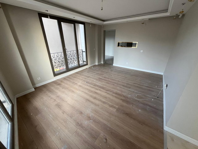 YAKACIK ÇARŞI MAHALLESİNDE 3+1 BAKIMLI DAİRE