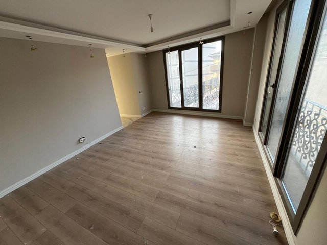 YAKACIK ÇARŞI MAHALLESİNDE 3+1 BAKIMLI DAİRE