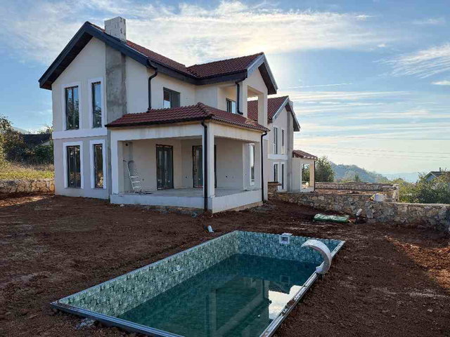 GEYVE ESENKÖY DE DOĞAYLA İÇİÇE ÖZEL HAVUZLU  3+1 SIFIR VİLLA