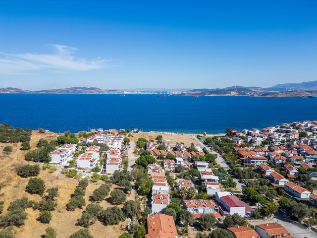 YENİFOÇA PETRO KOYU | SİTE PLAJLI | BAHÇELİ | 3+1 DUBLEKS VİLLA