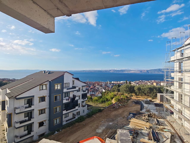 KARAMÜRSEL’DE DENİZ, ORMAN VE DOĞAYLA İÇ İÇE 1+1 HUZURLU YAŞAM