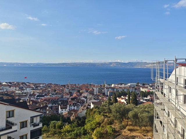 KARAMÜRSEL’DE DENİZ, ORMAN VE DOĞAYLA İÇ İÇE BAHÇE KATI HUZURLU YAŞAM