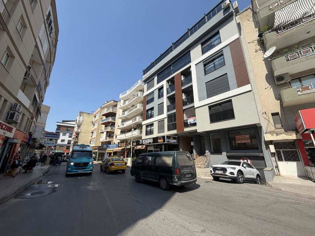 REMAX GALAKSİDEN KARŞIYAKA ŞEMİKLER CADDE ÜZERİNDE 2+1 ÖNÜ AÇIK