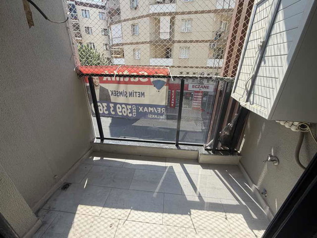 REMAX GALAKSİDEN KARŞIYAKA ŞEMİKLER CADDE ÜZERİNDE 2+1 ÖNÜ AÇIK