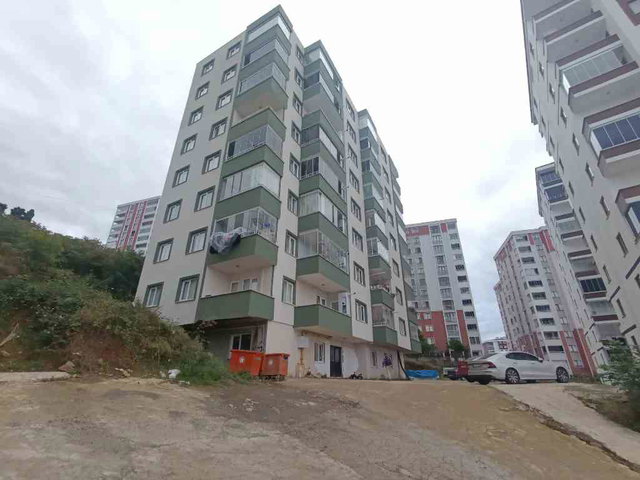 YOMRA SANCAK MAHALLESİ'NDE ANAYOLA YAKIN GENİŞ 3+1