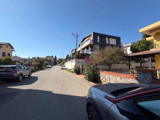 TUZLA POSTANE MAH 7+1  230 METREKARE BRÜT MÜSTAKİLBAHÇELİ 3 KATLI EV