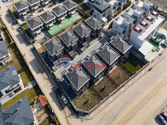 BAĞLICADA MUHTEŞEM KONUMDA 6+1 SIFIR KAPALI OTOPARKLI  VILLA