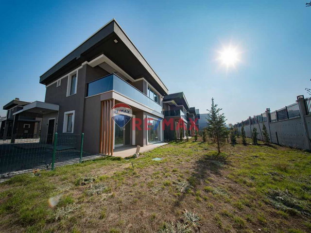 BAĞLICADA MUHTEŞEM KONUMDA 6+1 SIFIR KAPALI OTOPARKLI  VILLA