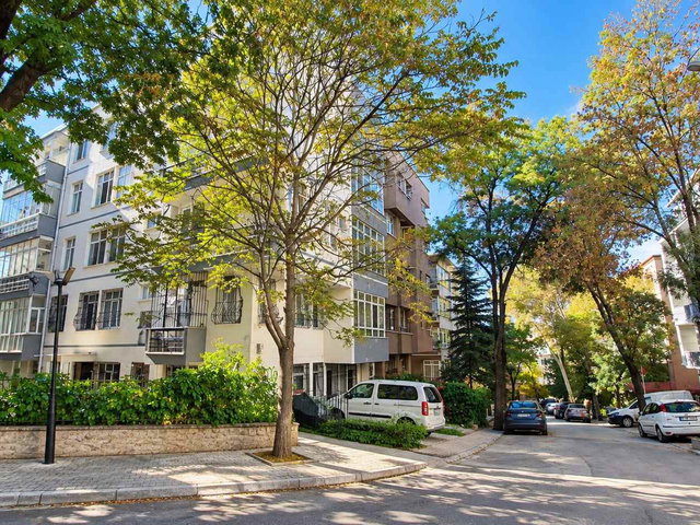 KAVAKLIDERE'NİN KALBİNDE, KENNEDY CADDESİ'NE YAKIN FIRSAT DAİRE