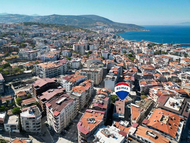DİKİLİ MERKEZDE DÜZAYAK 6 YAŞINDA, ÜÇ CEPHELİ, AYRI MUTFAKLI, KAPALI OTOPAPARKLI 2+1 ARAKAT DAİRE