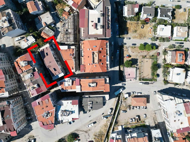 DİKİLİ MERKEZDE DÜZAYAK 6 YAŞINDA, ÜÇ CEPHELİ, AYRI MUTFAKLI, KAPALI OTOPAPARKLI 2+1 ARAKAT DAİRE
