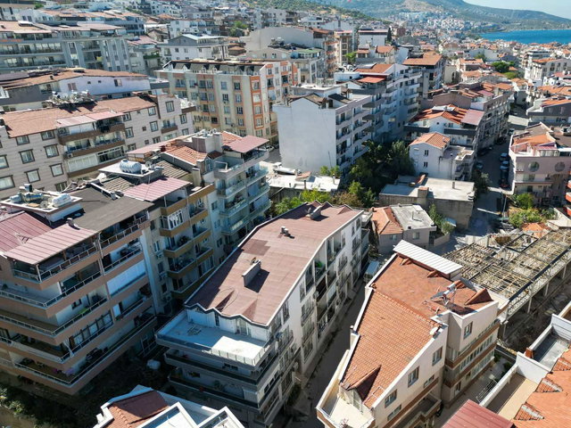 DİKİLİ MERKEZDE DÜZAYAK 6 YAŞINDA, ÜÇ CEPHELİ, AYRI MUTFAKLI, KAPALI OTOPAPARKLI 2+1 ARAKAT DAİRE