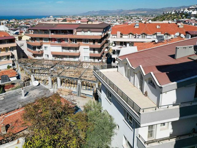 DİKİLİ MERKEZDE DÜZAYAK 6 YAŞINDA, ÜÇ CEPHELİ, AYRI MUTFAKLI, KAPALI OTOPAPARKLI 2+1 ARAKAT DAİRE