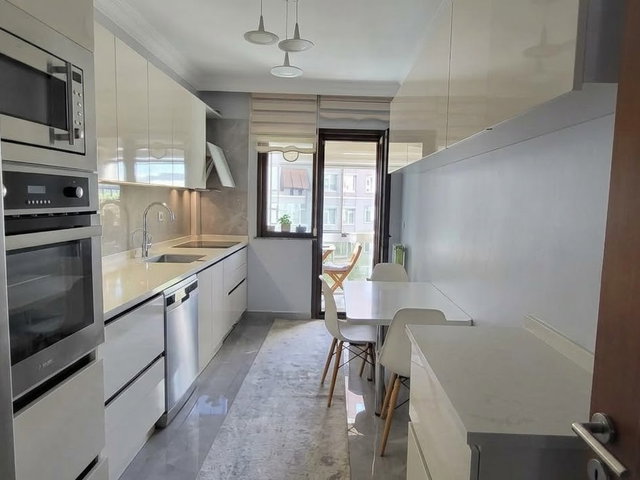 WHİTE CİTY’DE METROYA YÜRÜME MESAFESİNDE | HAVUZLU, OTOPARKLI NET 115 M² 3+1 COK BAKIMLI