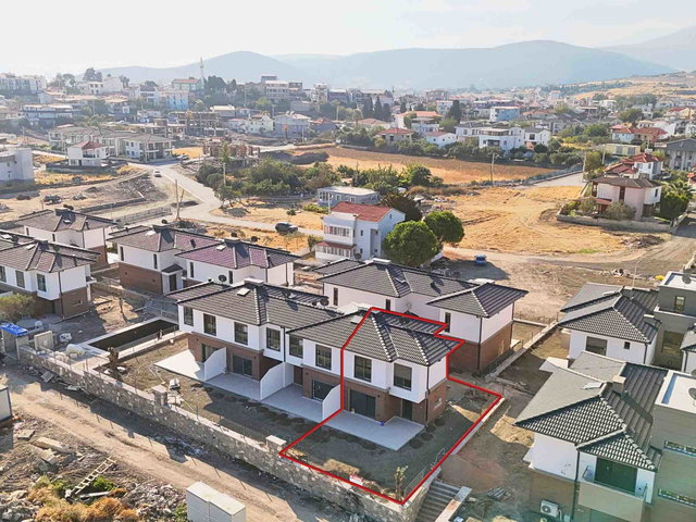 URLA GÜLBAHÇEDE HAVUZLU SITEDE | BÜYÜK BAHÇELI & KÖŞE KONUM 0