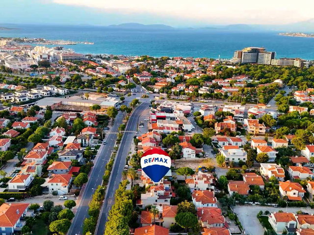ALAÇATI ÇAMLIKYOL’DA SATILIK 4+1 İKİZ VİLLA | EV VE OFİSİ BİR ARADA DÜŞÜNENLERE