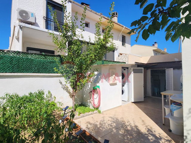 ALAÇATI MAHALLESİ'NDE SİTE İÇERİSİNDE SATILIK 3+1 VİLLA