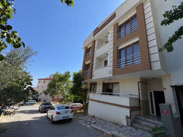 REMAX YAZ DAN ÜNİVERSİTE ARKASI KİRALIK EŞYALI 1+1 DAİRE