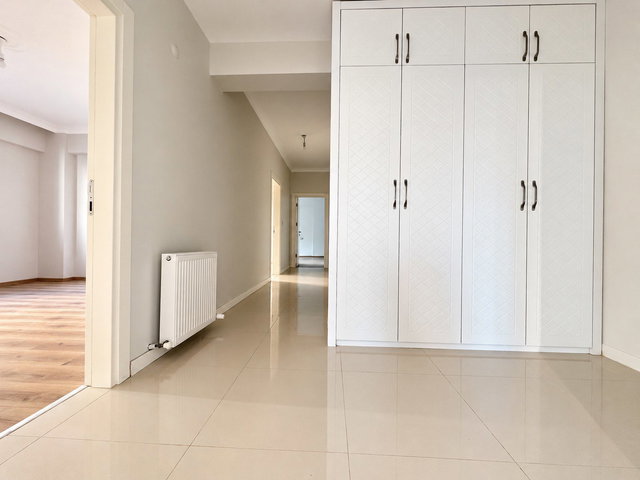 KARTAL UĞUR MUMCU’DA KAPALI OTOPARKLI, KIŞ BAHÇELİ GENİŞ 3+1 DAİRE