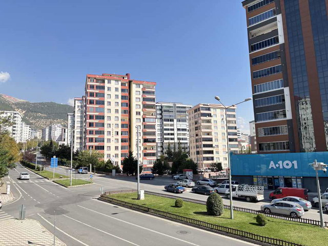 REMAX YENİ'DEN MEVSİM SİTESİ KAVŞAĞINDA KİRALIK GENİŞ 4+1 DAİRE