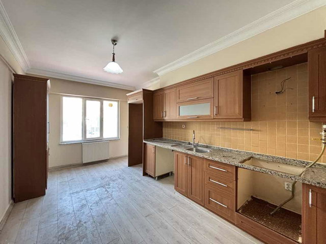 REMAX YENİ'DEN MEVSİM SİTESİ KAVŞAĞINDA KİRALIK GENİŞ 4+1 DAİRE