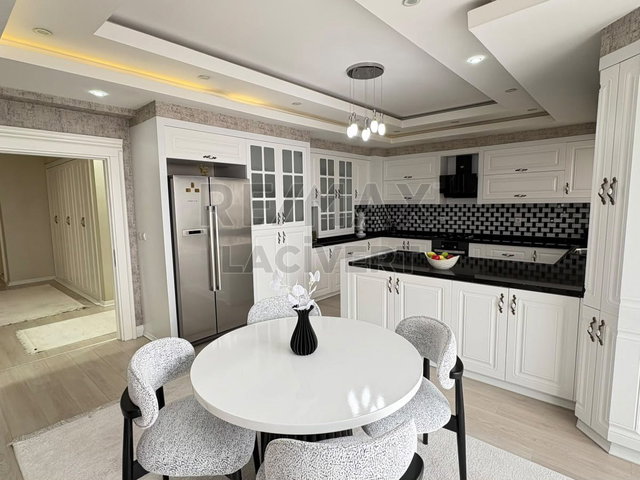 RE/MAX LACİVERT'TEN YEŞİL YAKUTİYEDE EŞYALI KİRALIK 3+1 DAİRE