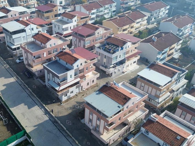 KUVAYİ MİLLİYE’DE SİTE İÇİNDE 255 M² 4+1 SATILIK TRİPLEKS VİLLA