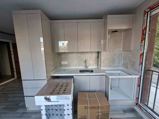 KADIKÖY MERDİVENKÖY DE CADDE ÜZERİNDE 2+1 SIFIR SATILIK DAİRE