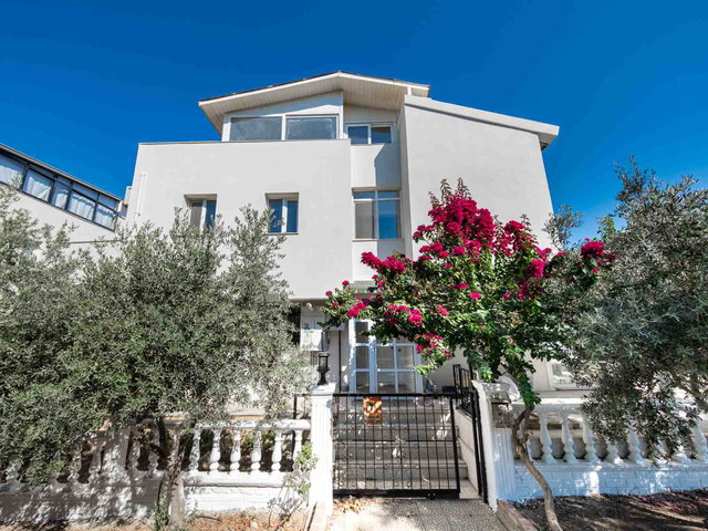 GÜZELBAHÇE ÇELEBI'DE TAM MÜSTAKIL KÖŞE KONUMLU 4+1 VILLA