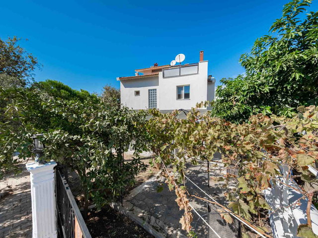 GÜZELBAHÇE ÇELEBI'DE TAM MÜSTAKIL KÖŞE KONUMLU 4+1 VILLA