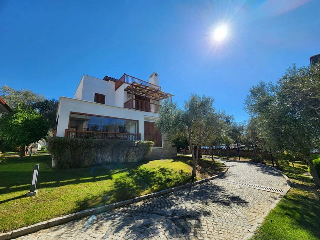 RE/MAX İNCİ'DEN GÖMEÇ KARAĞAÇ'TA SATILIK EŞYALI DENİZ MANZARALI VİLLA