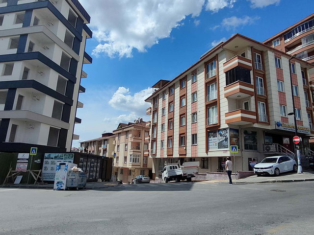 ÜMRANIYE SITE MAHALLESINDE CADDEYE CEPHE KIRALIK 2+1 DAIRE