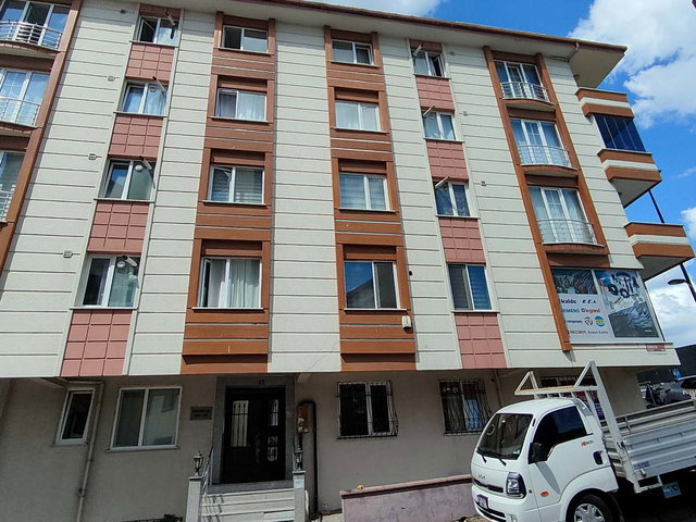 ÜMRANIYE SITE MAHALLESINDE CADDEYE CEPHE KIRALIK 2+1 DAIRE