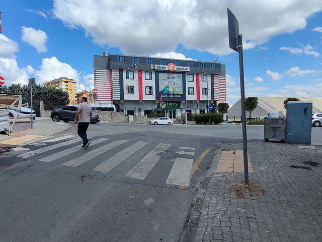 ÜMRANIYE SITE MAHALLESINDE CADDEYE CEPHE KIRALIK 2+1 DAIRE