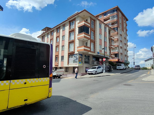 ÜMRANIYE SITE MAHALLESINDE CADDEYE CEPHE KIRALIK 2+1 DAIRE
